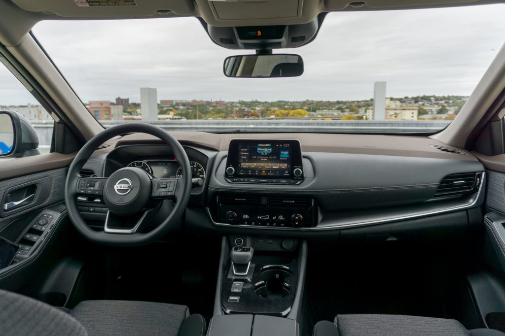 Nissan Rogue S (базовый интерьер — тканевые сиденья, простой 8" экран)