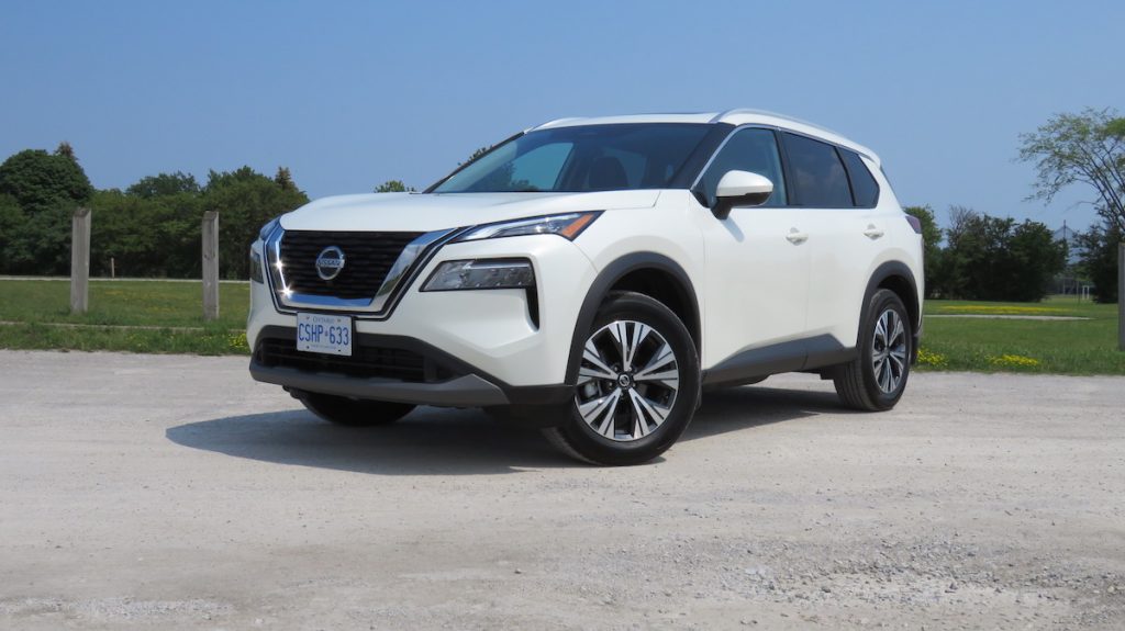 Nissan Rogue 2021+ S комплектация — базовый внешний вид, 17-дюймовые диски